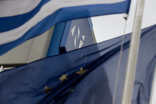 Πατώντας σε δύο βάρκες