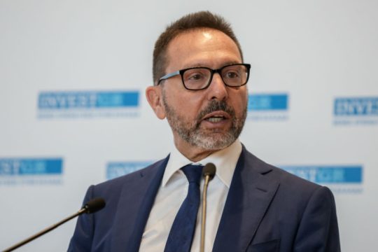 Μεταρρυθμίσεις, ιδιωτικοποιήσεις, μείωση εισφορών προκρίνει ο Στουρνάρας