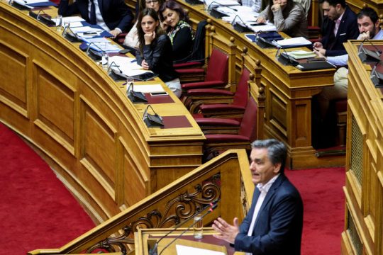 Σώζεται το αφορολόγητο, απώλειες από τα αντίμετρα