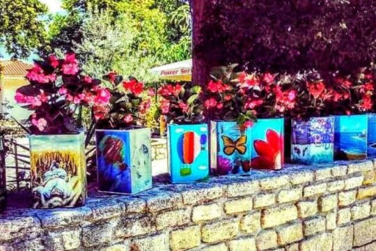 Τενεκέδες στολίζουν τον παραδοσιακό οικισμό της Αφύτου