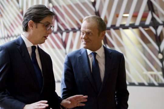 Ε.Ε.: «Αναμείνατε στο ακουστικό σας» σε Βόρεια Μακεδονία και Αλβανία