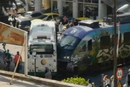 Σύγκρουση προαστιακού με λεωφορείο στη Λιοσίων