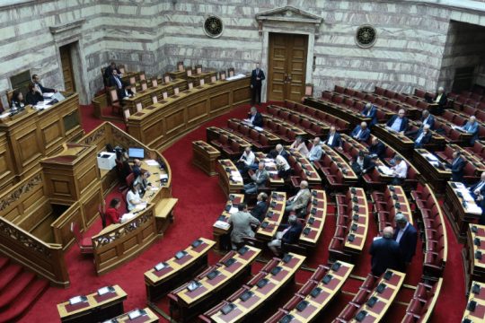 Ψηφίστηκε η τροπολογία για την κατάργηση της μείωσης του αφορολόγητου