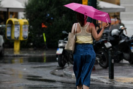 Παραμένει άστατος ο καιρός, με τοπικές βροχές και καταιγίδες