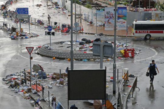 Βαθαίνει η κρίση στο Χονγκ Κονγκ μετά το κύμα βίας