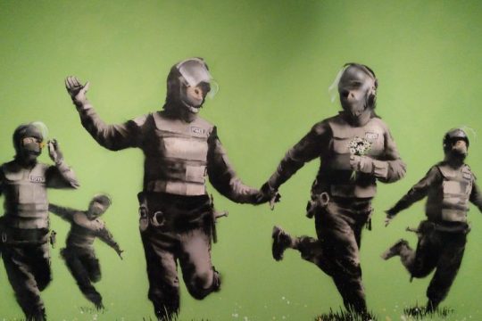 Banksy: ένας ακτιβιστής αντάρτης πόλης