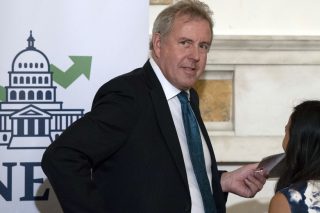 Θύελλα στη Βρετανία για τον τσαμπουκά Τραμπ και τον «δουλικό» Τζόνσον