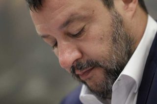Τα έβαλε και με τα ιταλικά πλοία ο Σαλβίνι!