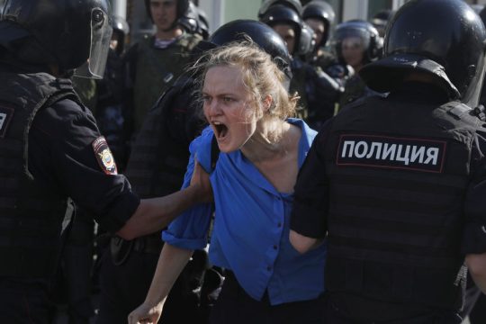 Ρωσία: 1.400 άτομα σε κλούβες