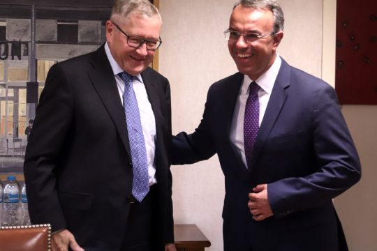 Πυρετός επαφών με τους θεσμούς