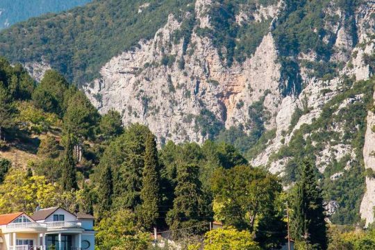 Με την «υπογραφή» πολλών κυβερνήσεων