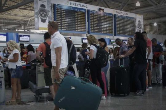 Αστυνομικός κλότσησε αλλοδαπό στο «Ελ. Βενιζέλος»