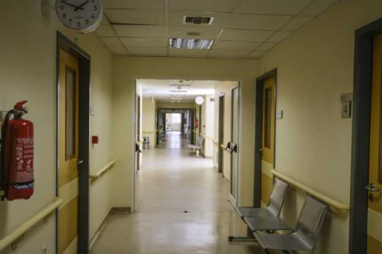 Καταγγελία για θάνατο εργαζομένου στο ΓΝΑ ενώ καθάριζε σε συνθήκες καύσωνα