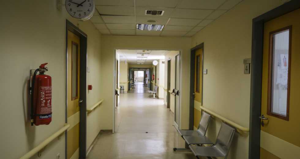 Καταγγελία για θάνατο εργαζομένου στο ΓΝΑ ενώ καθάριζε σε συνθήκες καύσωνα