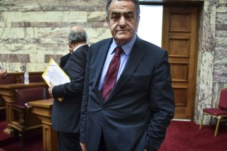 Σχεδιάζουν κλειστά κέντρα κράτησης