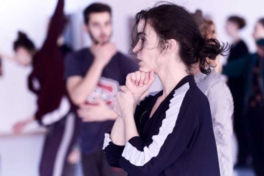 Μια Καταλανή χορεύει την απώλεια
