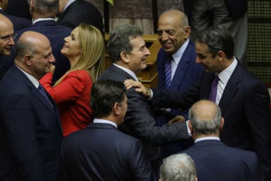 Παλαιοκομματικές πρακτικές στην καρδιά του καλοκαιριού