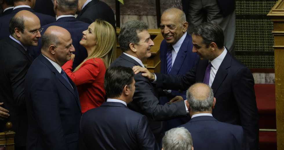 Παλαιοκομματικές πρακτικές στην καρδιά του καλοκαιριού