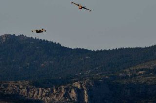 Μεγάλη πυρκαγιά στα Μανίκια Αλιβερίου, εκκενώθηκε το Μακρυχώρι
