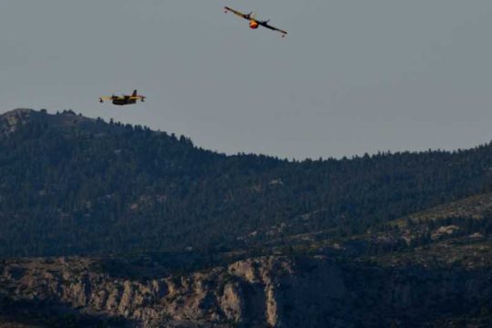 Μεγάλη πυρκαγιά στα Μανίκια Αλιβερίου, εκκενώθηκε το Μακρυχώρι