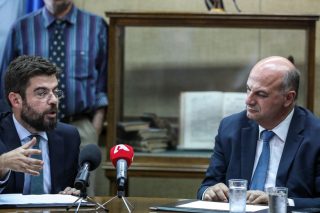 Αλλαγή φρουράς με σεβασμό και φιλοφρονήσεις