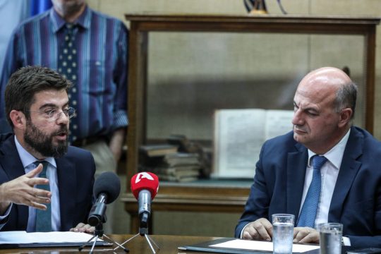 Αλλαγή φρουράς με σεβασμό και φιλοφρονήσεις