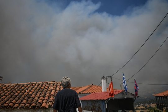 Μαίνεται η φωτιά στην Εύβοια