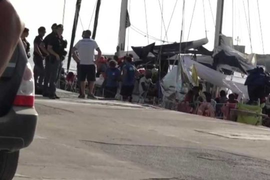 Live: Έδεσε στη Λαμπεντούζα το ιστιοφόρο Alex