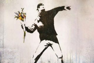 Η γενιά τού Δεκέμβρη κρατάει ακόμα «μολότοφ» στα χέρια της