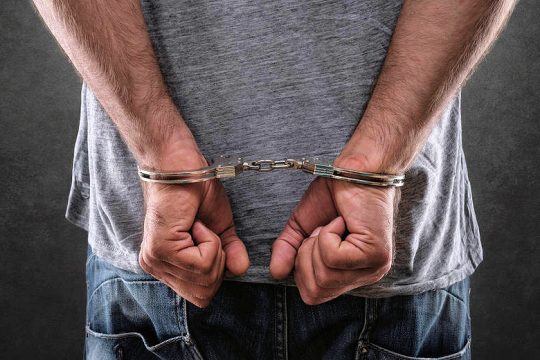 Αναρχικός στη φυλακή για τρεις πρίζες