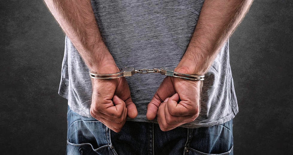 Αναρχικός στη φυλακή για τρεις πρίζες