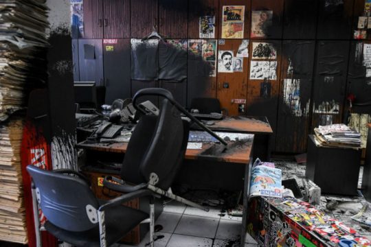 Επίθεση Ρουβίκωνα στα γραφεία της Athens Voice
