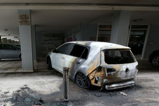 Τρεις εμπρησμοί οχημάτων σε Άλιμο και Ασπρόπυργο
