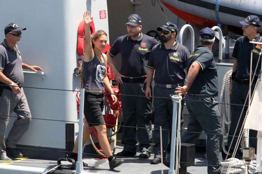 Καρόλα Ρακέτε: «Να σώζει τους απελπισμένους της θάλασσας η Ε.Ε.»
