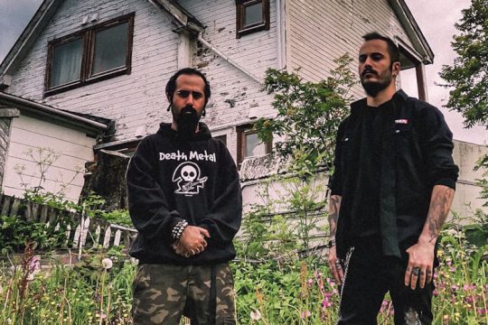 Φυλάκιση και… βουρδουλιές επειδή έπαιζαν heavy metal