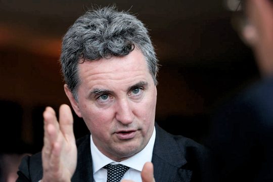 Γιατί καταργείται η… καρέκλα του Κοστέλο