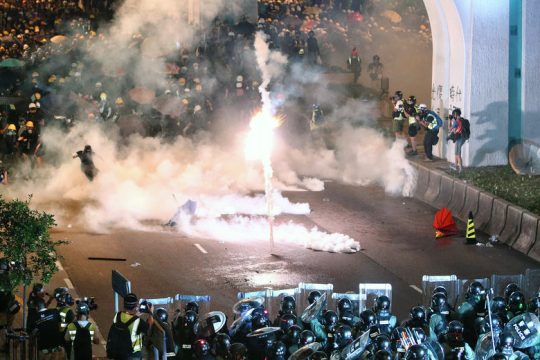 Αγρια καταστολή ογκώδους διαδήλωσης