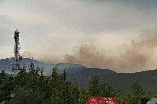 Μεγάλη φωτιά στους Αγ. Θεοδώρους, μέτωπα σε πολλά σημεία της χώρας