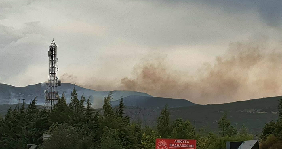 Μεγάλη φωτιά στους Αγ. Θεοδώρους, μέτωπα σε πολλά σημεία της χώρας