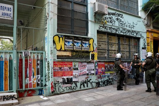 Οι «καλποθήρες εμπρηστές» πίσω απ’ την αρπαγή κάλπης στα Εξάρχεια