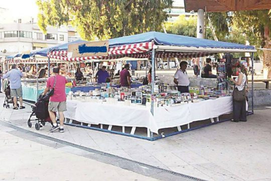 Ηράκλειο: Ξεκίνησε η έκθεση βιβλίου στην πλατεία Ελευθερίας