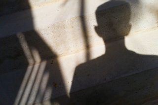 Μόνοι τους στην κρίση οι Ελληνες