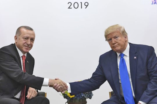 Παραληρηματικό συγχωροχάρτι Τραμπ στον Ερντογάν για τους S-400