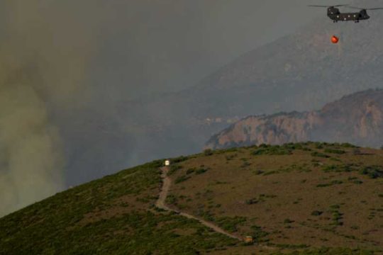 Εκκενώθηκε χωριό στην Εύβοια λόγω πυρκαγιάς
