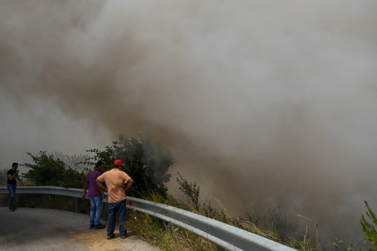 Μαίνονται τα πύρινα μέτωπα στην Εύβοια