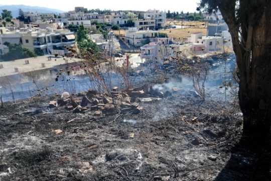 Χανιά: Κινδύνεψαν σπίτια από φωτιά – Κάηκαν δύο αυτοκίνητα