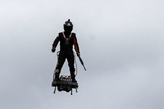Πτήση με flyboard πάνω από τα κεφάλια των Ευρωπαίων ηγετών