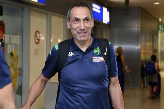 Δουλεύει εντατικά για αμυντικό και μέσο