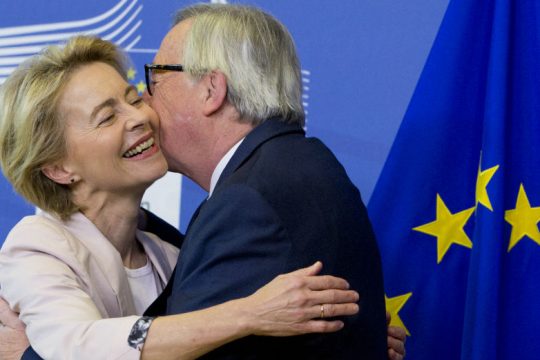 Γιούνκερ: Μη διαφανής η επιλογή της Φον ντερ Λάιεν