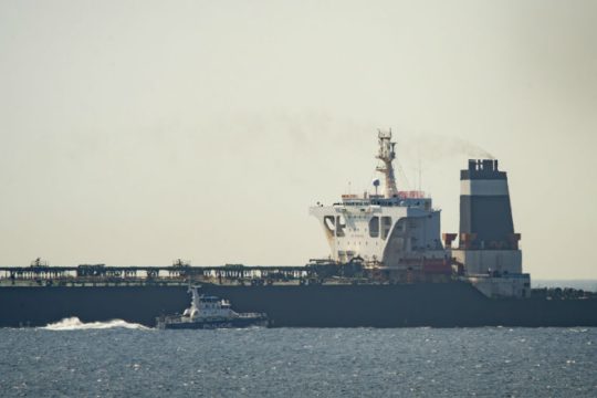 Τάνκερ κρατείται στο Γιβραλτάρ για μεταφορά πετρελαίου στη Συρία